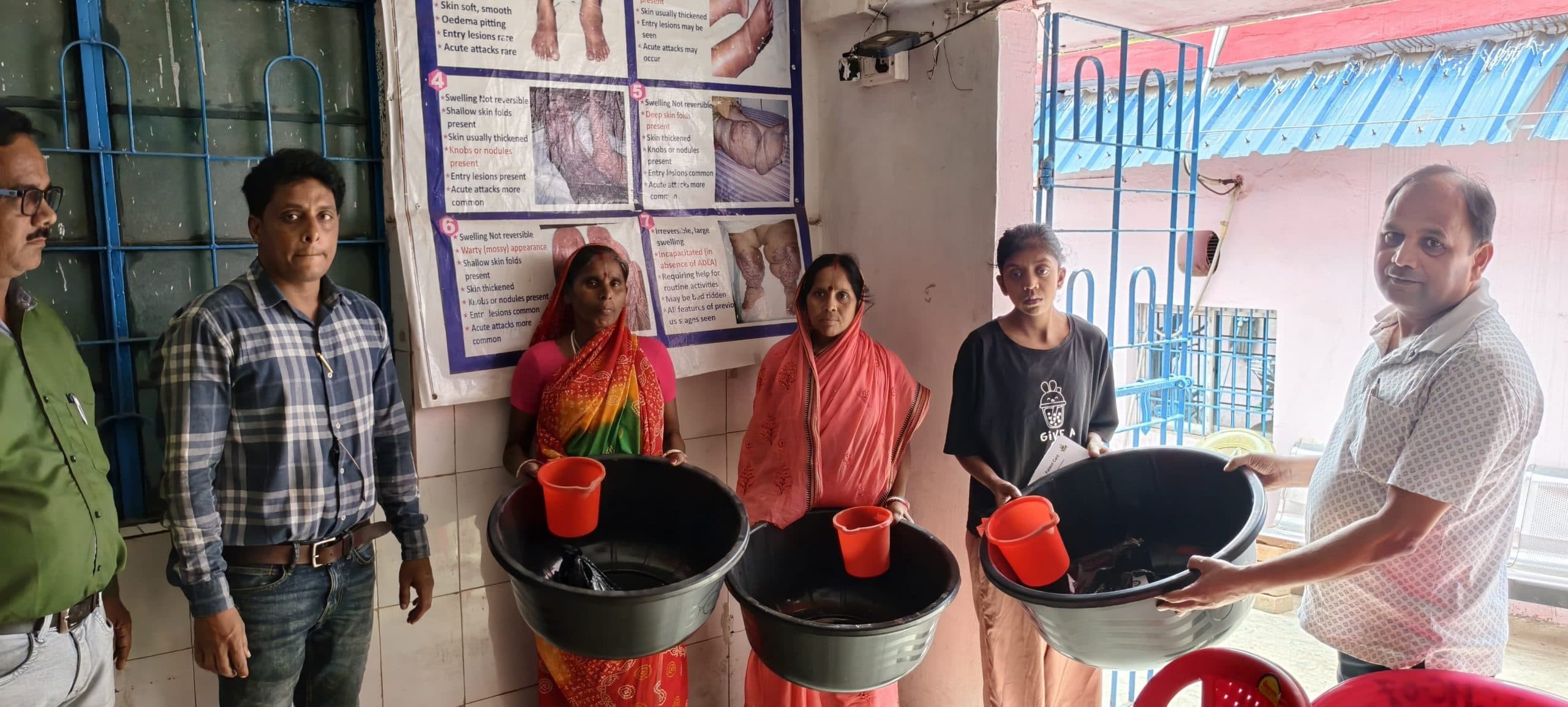 फाइलेरिया मरीजों के बीच किया गया किट का वितरण