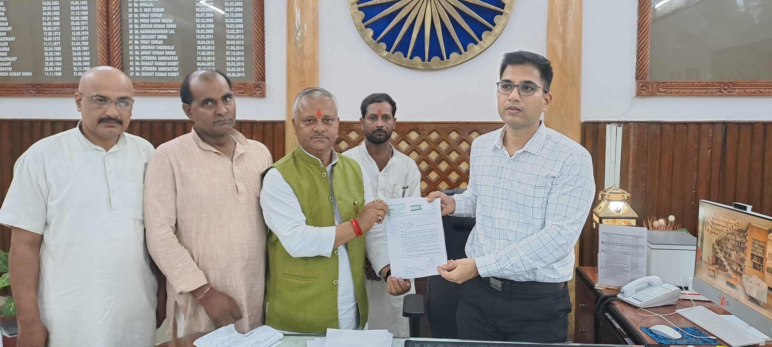 Motihari: शिक्षा सेवकों की बहाली को ले डीएम से मिला जदयू नेताओं का शिष्टमंडल