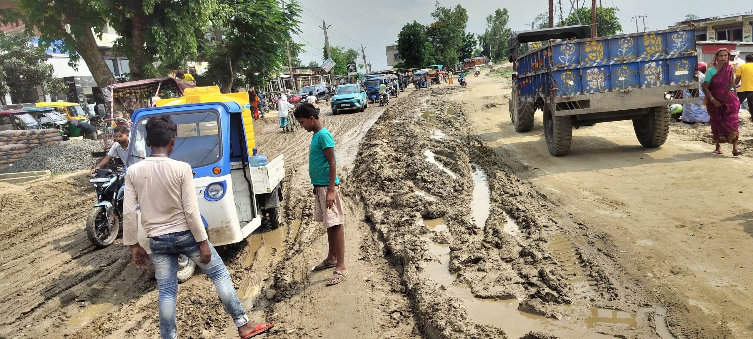 धीमी गति से निर्माण से रौटा दास पुल के समीप सड़क कीचड़मय