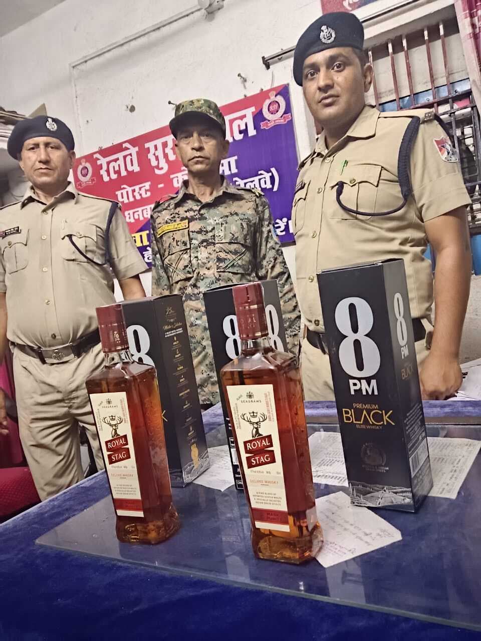 लावारिस हालत में पांच बोतल विदेशी शराब जब्त