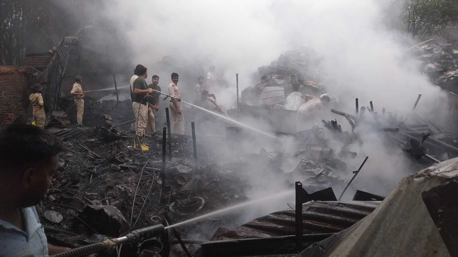 कबाड़ी दुकान में आग लगने से एक लाख से अधिक का सामान राख