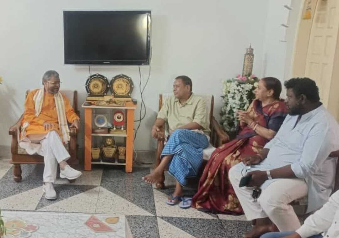 Jamshedpur news. शैलेंद्र-आभा के घर पहुंचे बाबूलाल मरांडी, जाना हाल-चाल