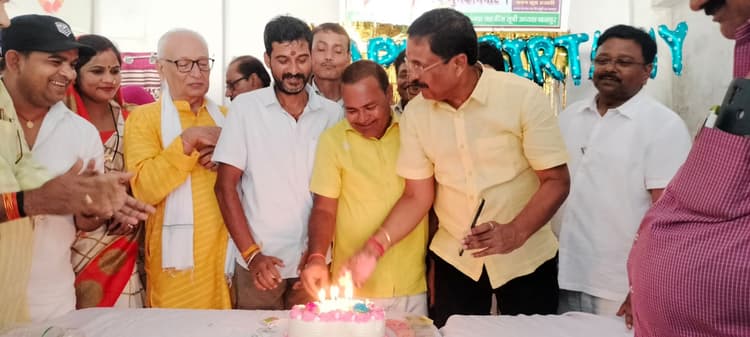 पीएचईडी मंत्री का मनाया गया 55वां जन्मदिवस, लोगों ने केक काटकर दीर्घायु की कामना