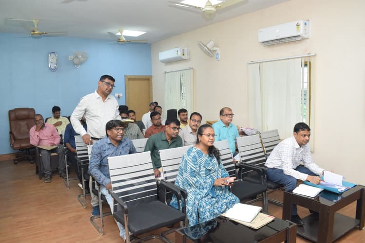 सांसद निधि की योजनाओं को ससमय करें पूर्ण : डीसी