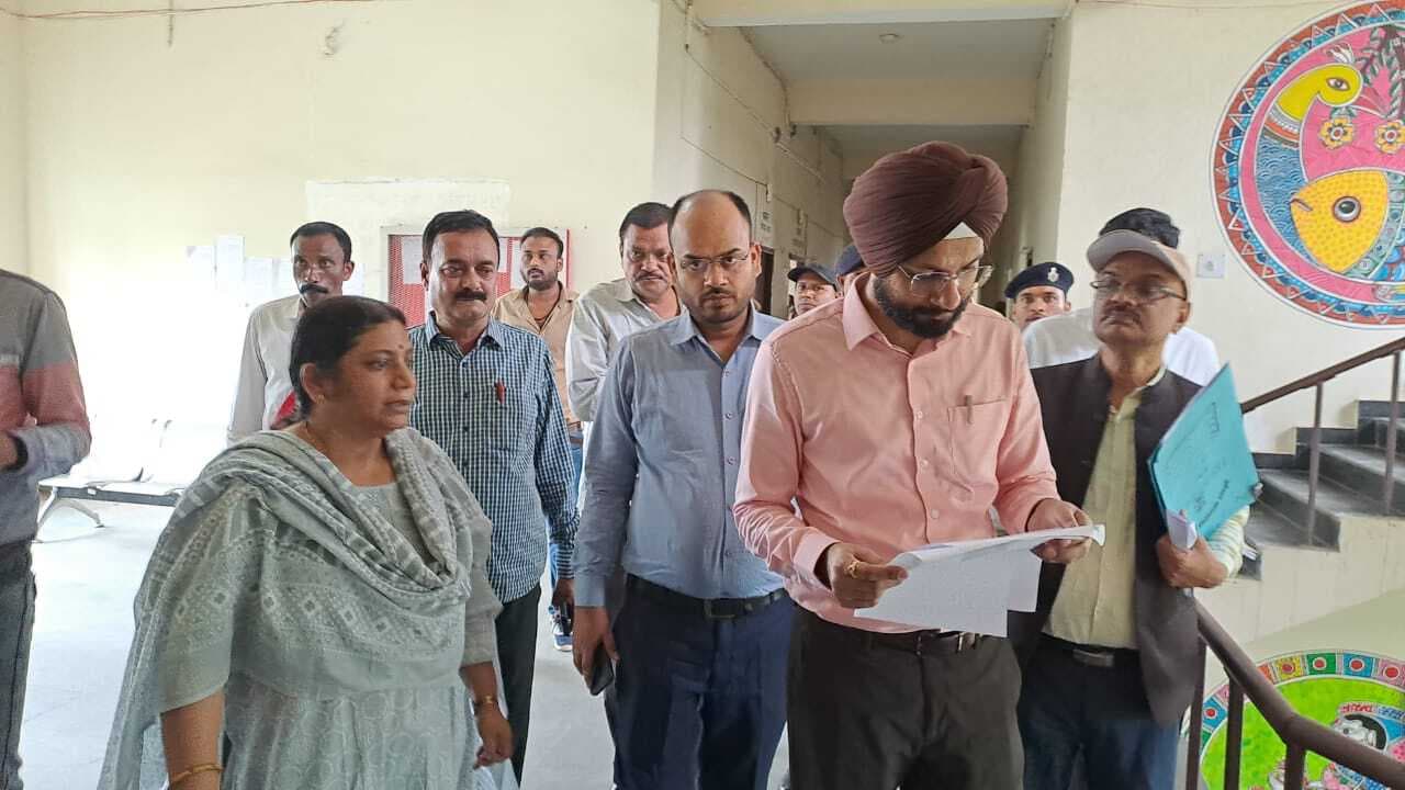 डीएम ने प्रखंड व अंचल का किया निरीक्षण