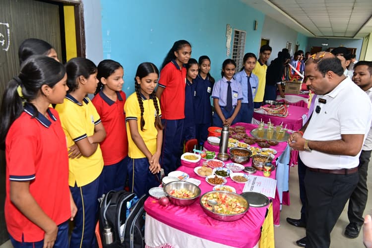 फूड फेस्टिवल में बच्चों ने विशिष्ट व्यंजनों का उठाया आनंद