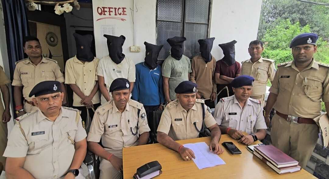 नरइनिया में हुई लाखों की चोरी का पुलिस ने किया खुलासा, छह बदमाश गिरफ्तार, गिरफ्त में आये चोरों के पास से बरामद किये गये जेवर, नकद व मोबाइल