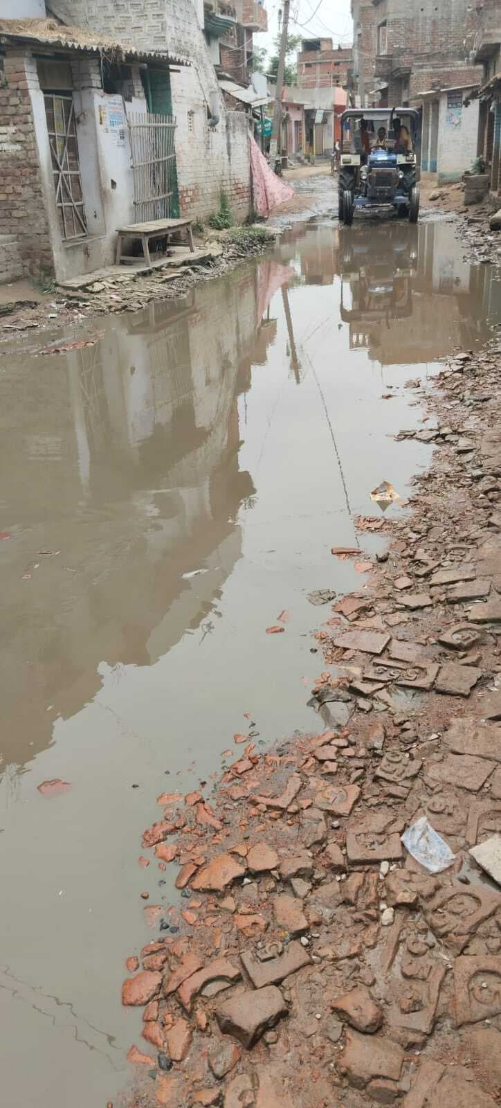 Samastipur News:उजान की जर्जर सड़क बनी ग्रामीणों के लिए मुसीबत