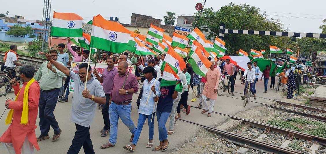 सेना के शौर्य व पराक्रम के समर्थन में दिघवा दुबौली में निकाली तिरंगा यात्रा