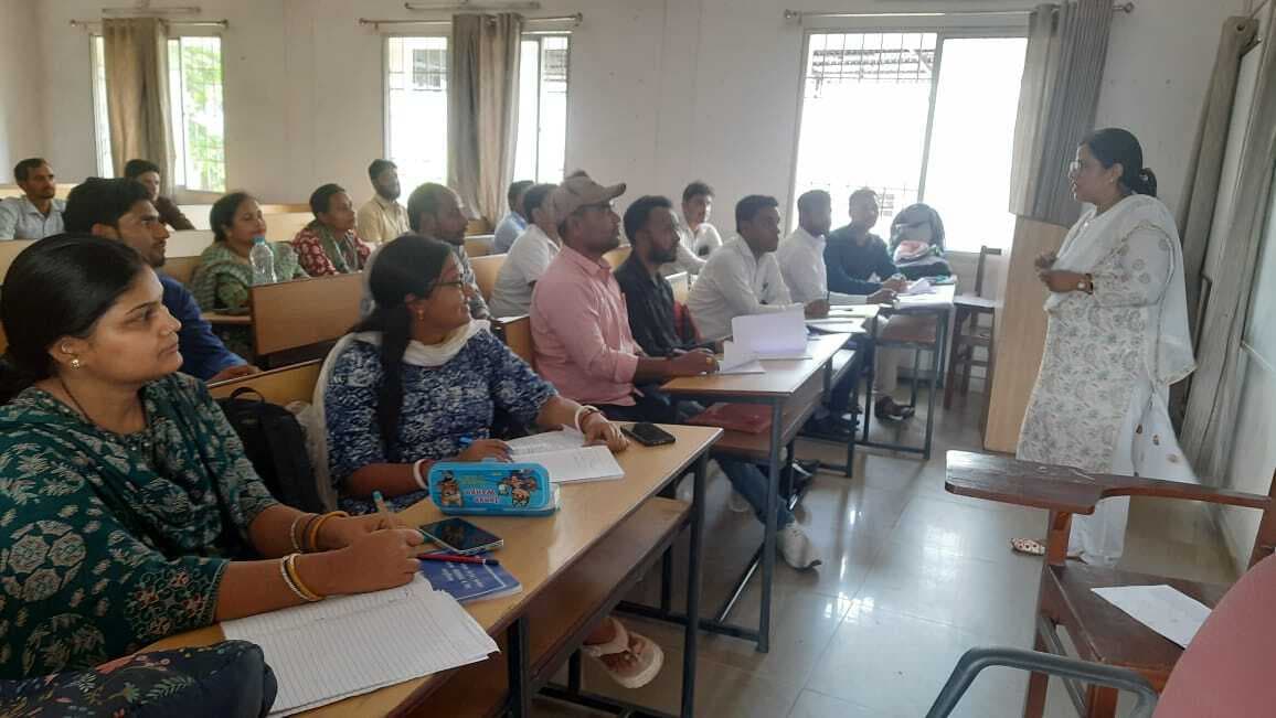 Jamshedpur news. पांचवें दिन प्रशिक्षुओं ने सीखा 5-ई मॉडल पर पाठ योजना बनाना