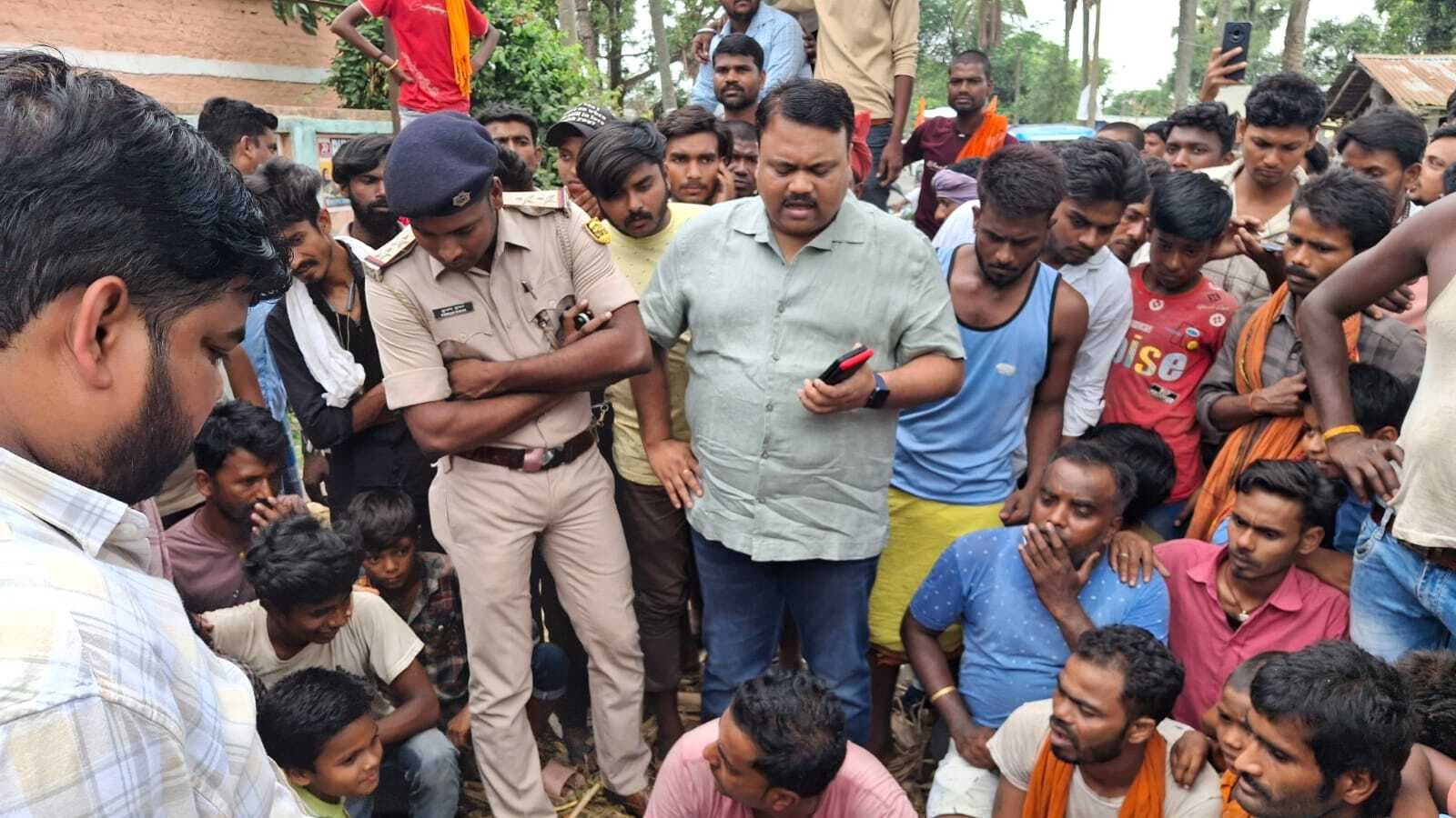 एमडीएम में निकली मरी छिपकली, छात्र व अभिभावकों का फूटा गुस्सा, सड़क जाम