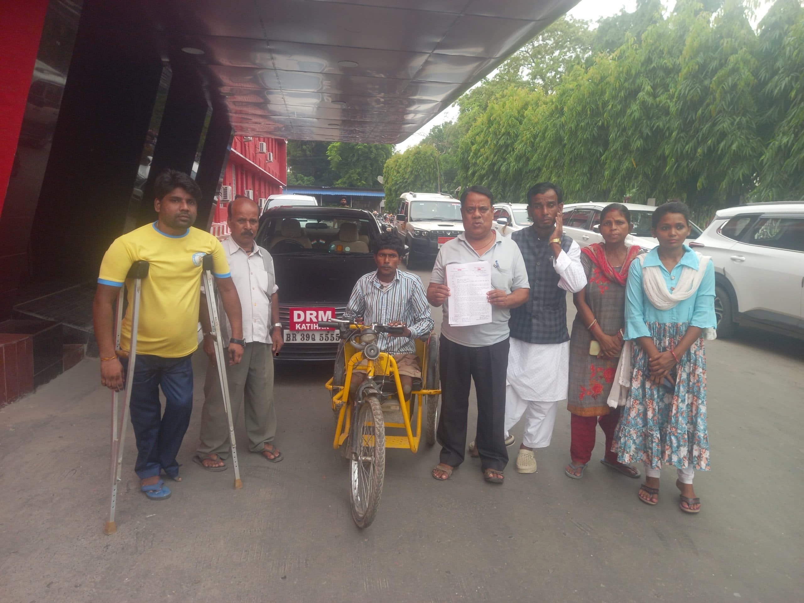 दिव्यांग महापरिवार ने डीआरएम को सौंपा पांच सूत्री मांग पत्र