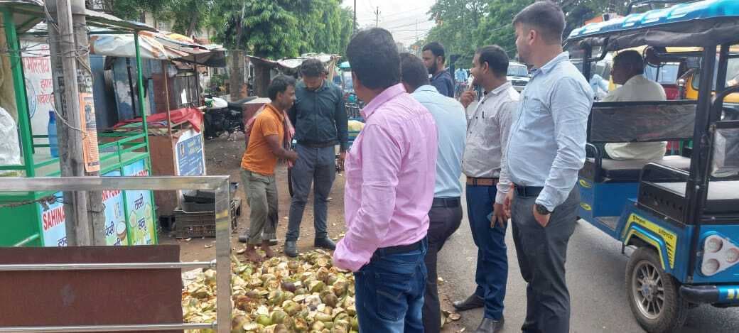 नपकर्मियों ने सड़क किनारे से अवैध दुकानों को हटाया
