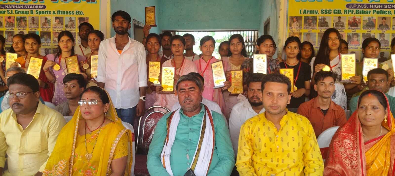Samastipur News:नरहन में बिहार पुलिस में सफल छात्र-छात्राओं को किया गया सम्मान