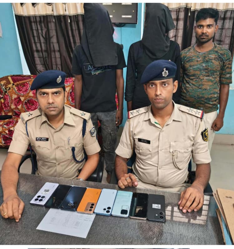 चोरी के मोबाइल व बाइक के साथ दो आरोपित गिरफ्तार