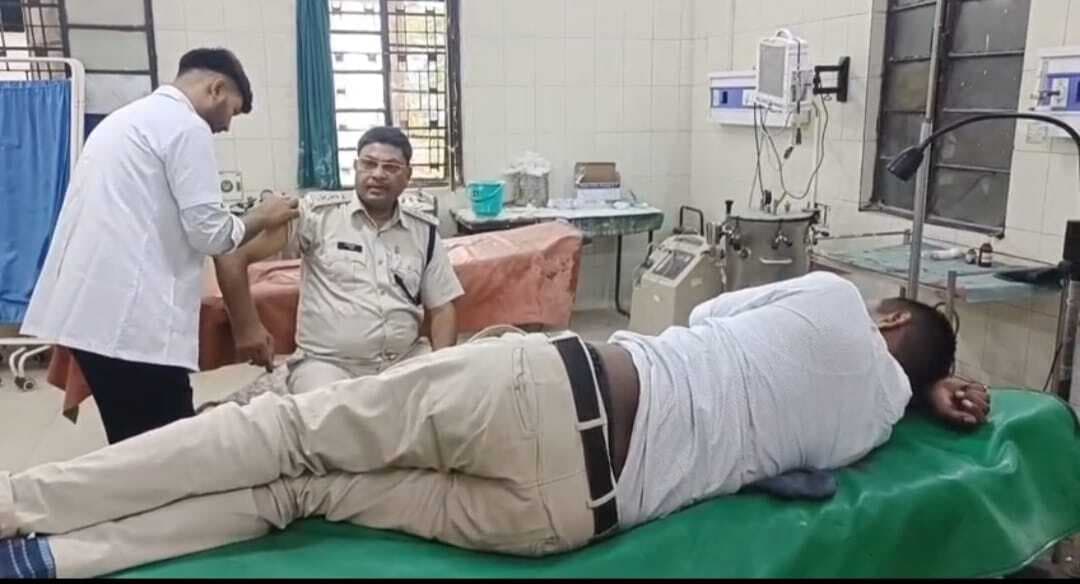 Samastipur News:ट्रक की ठोकर से एमवीआई व चालक हुए घायल