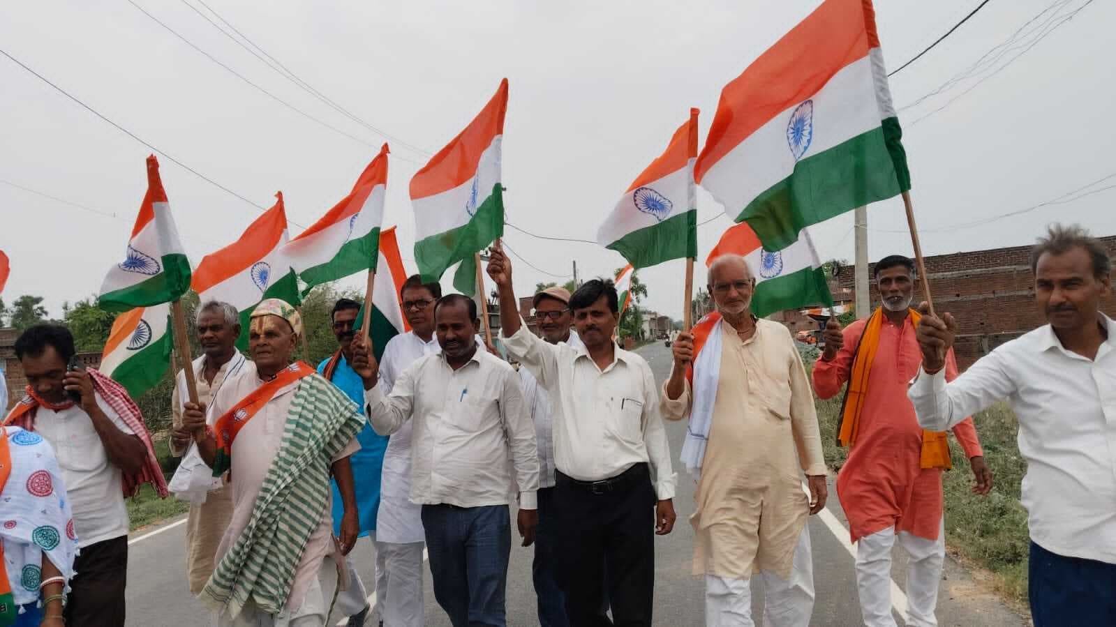 भाजपा कार्यकर्ताओं ने निकाली तिरंगा यात्रा