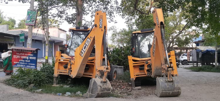 hajipur news. राजापाकर में अवैध तरीके से मिट्टी खनन को लेकर छापेमारी, दो जेसीबी जब्त