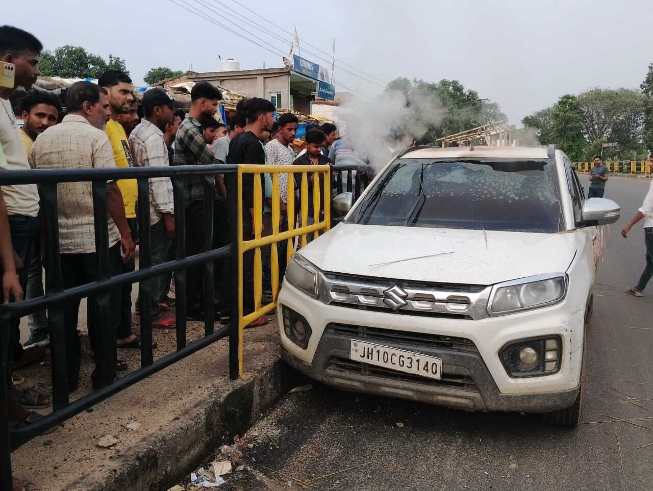 चलती कार में लगी आग, धू-धू कर हुई खाक, चालक ने कूदकर बचायी जान