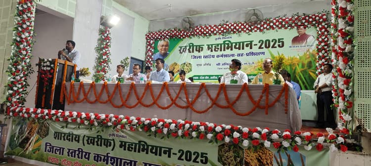 किसानों तक पहुंच कर उन्हें विभागीय योजनाओं का लाभ उपलब्ध कराना विभाग की जिम्मेदारी: डीएम