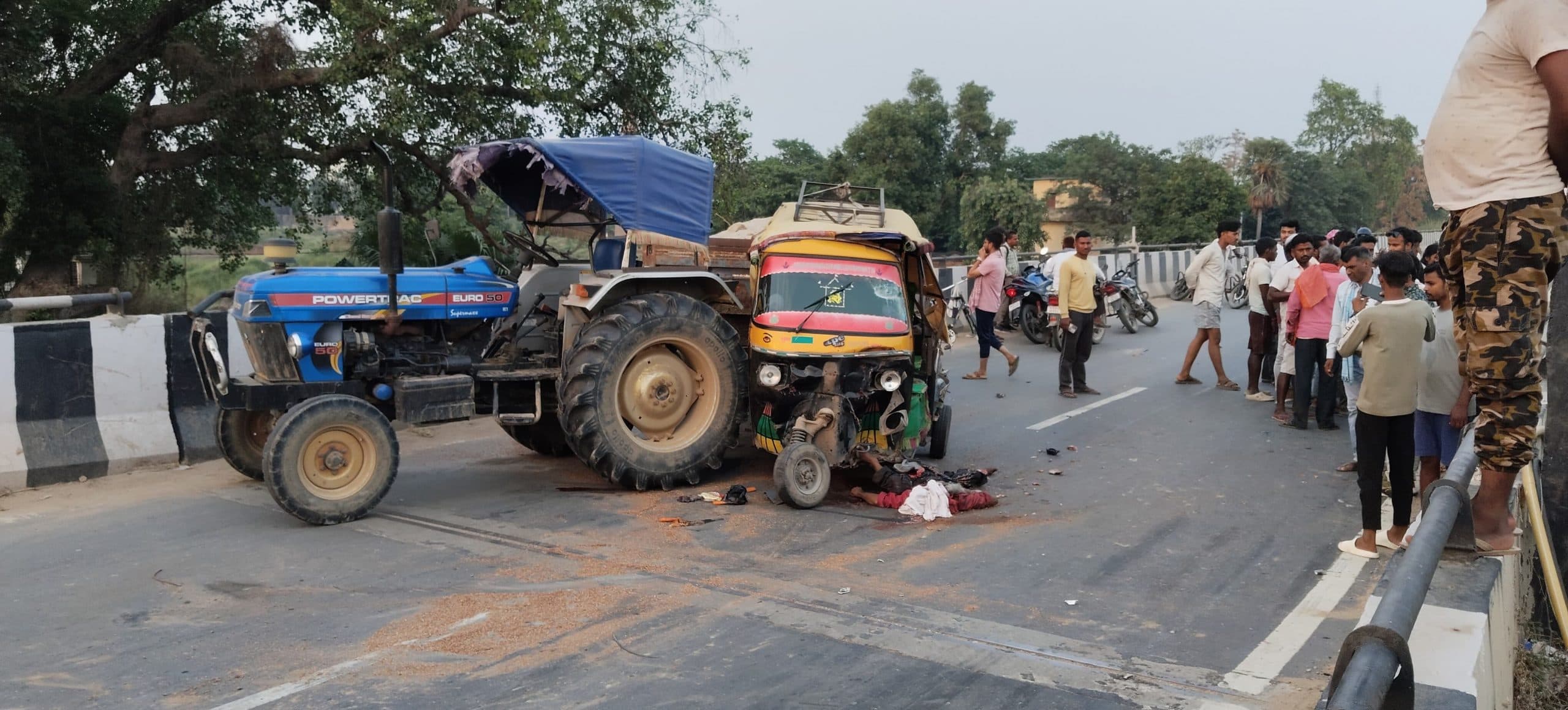 टेलर की ठोकर से ट्रैक्टर में घुसा ऑटो, एक की मौत, आधा दर्जन जख्मी
