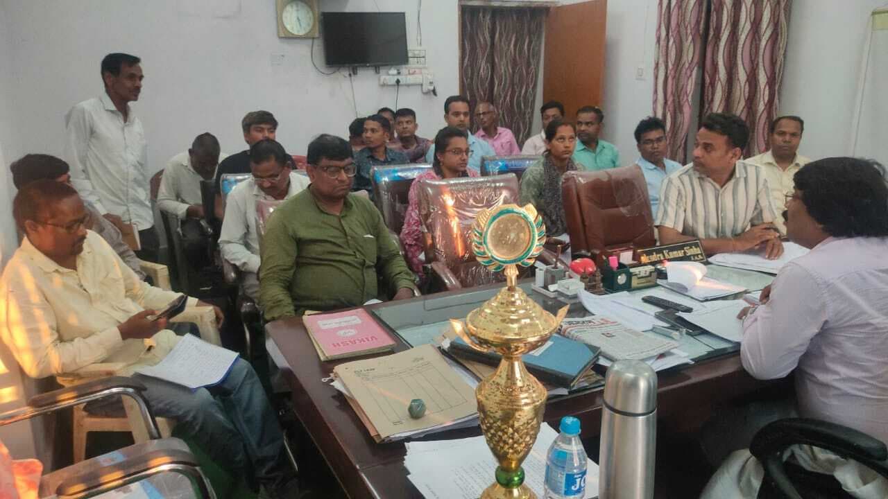 ससमय आवास योजनाओं को पूर्ण कराएं पंचायत सचिव : बीडीओ