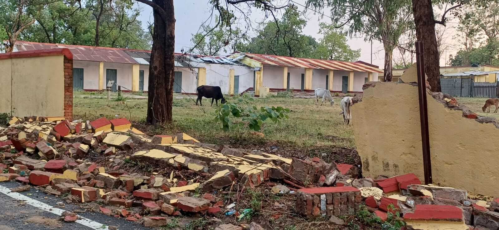 आंधी से गिरी स्कूल की चहारदीवारी