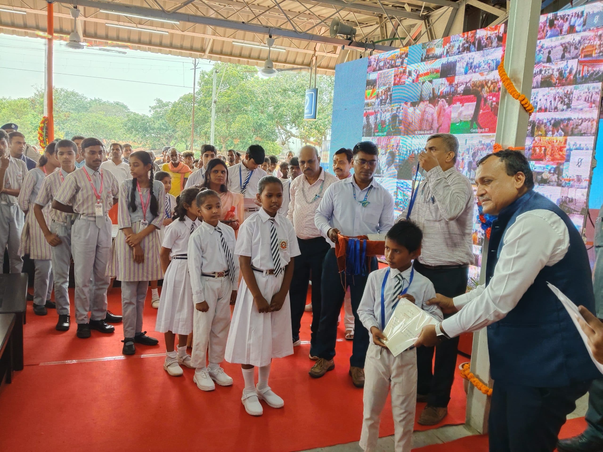 देवीपुर : डीआरएम ने बच्चों को मेडल देकर किया सम्मानित