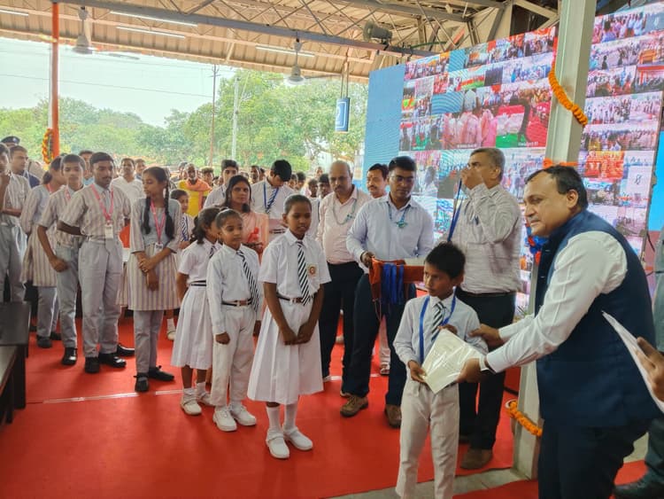 देवीपुर : डीआरएम ने बच्चों को मेडल देकर किया सम्मानित