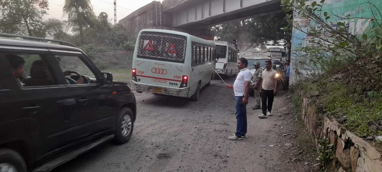 महारो रेलवे ओवरब्रिज के पास सड़क पर बड़े-बड़े गड्ढे, चालकों को असुविधा