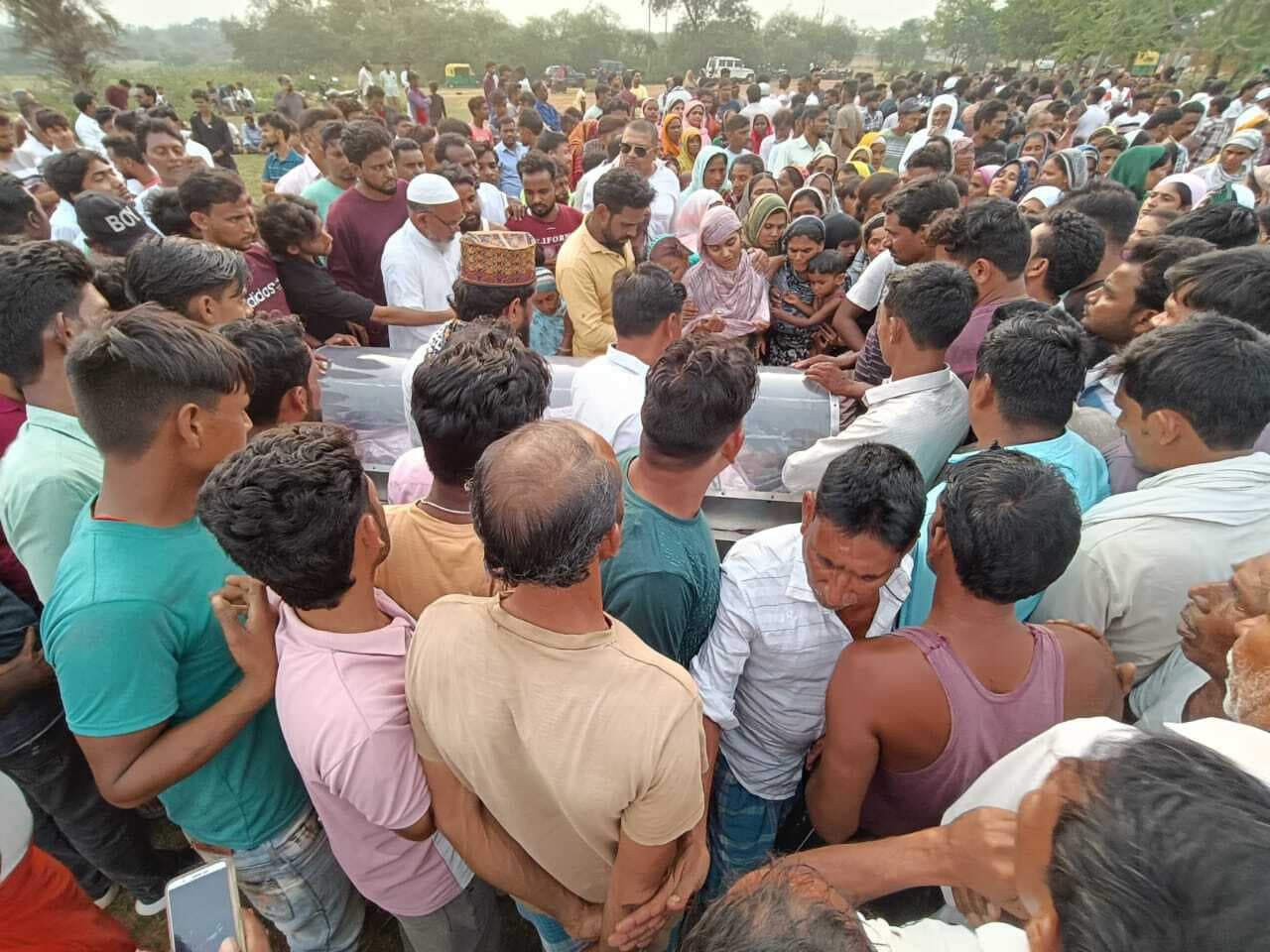 Deoghar news : मेराज की मौत से आक्रोशित लोगों ने थाने पर किया पथराव, बाजार बंद कराया, पुलिस ने भांजी लाठी
