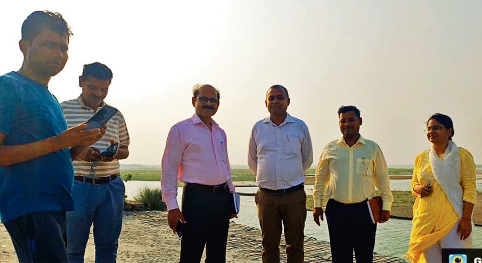 Gopalganj News  : गाइड बांध पर कराये गये बचाव कार्यों की गुणवत्ता को बाढ़ नियंत्रण की टीम ने परखा