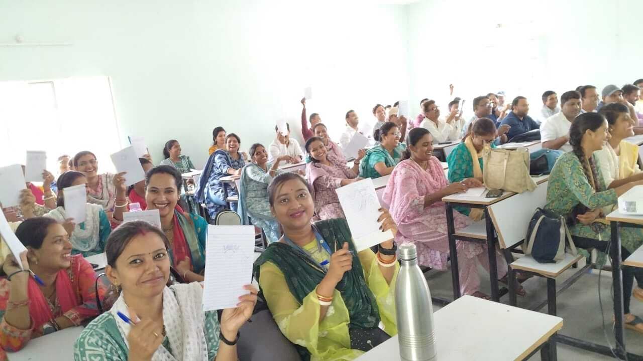 बच्चों को उदाहरण देकर गणित व विज्ञान विषय को समझाएं शिक्षक