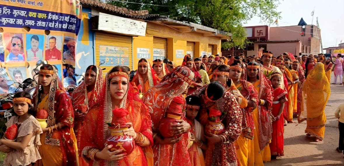 सात दिवसीय श्रीमदभागवत कथा को लेकर कलश यात्रा