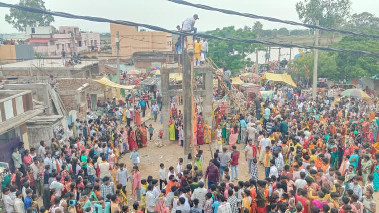 भोक्ताओं ने बरसाये आस्था के फूल