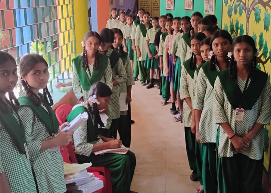 321 छात्र-छात्राओं के आंखों की जांच