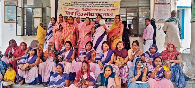 Gopalganj News : आशा ने धरना-प्रदर्शन कर भरा हुंकार, ओपीडी सेवा की बाधित