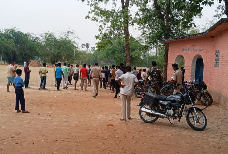 Aurangabad News : शिक्षकों के निलंबन पर भड़के छात्र