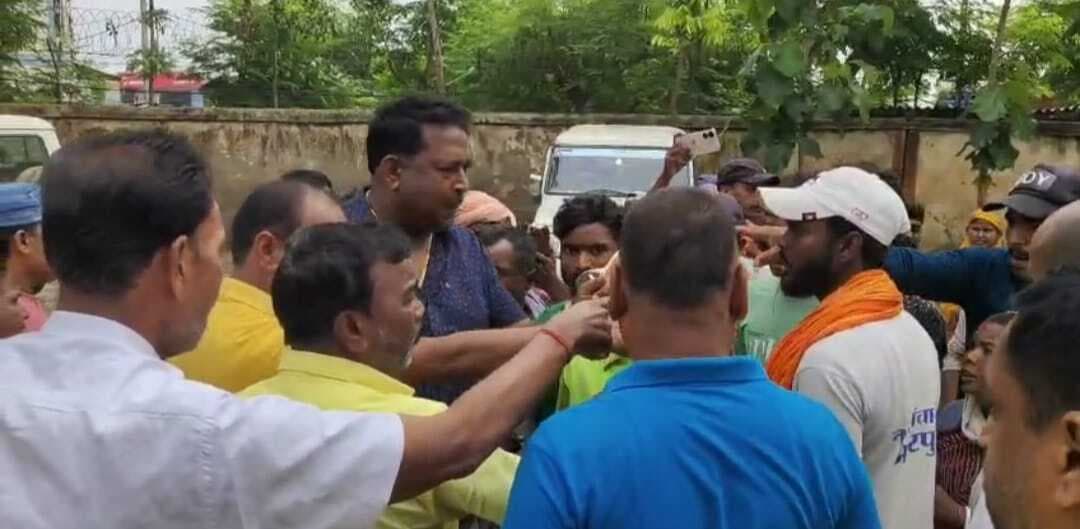 हड़ताली सफाई कर्मियों ने बाहरी मजदुरों को खदेड़ा, वार्ड पार्षदों के साथ नोंक झोंक