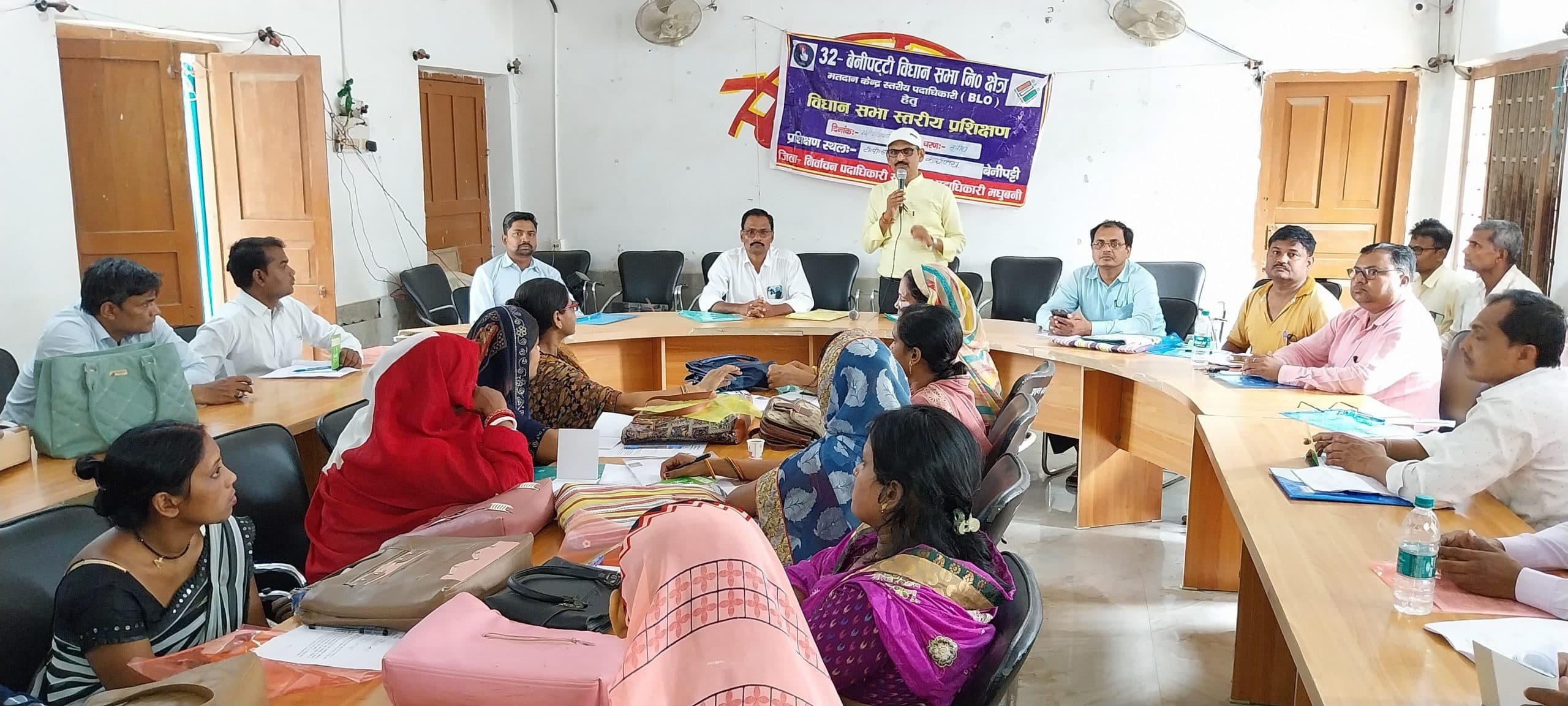Madhubani News : कार्यशाला में बीएलओ को दिया प्रशिक्षण