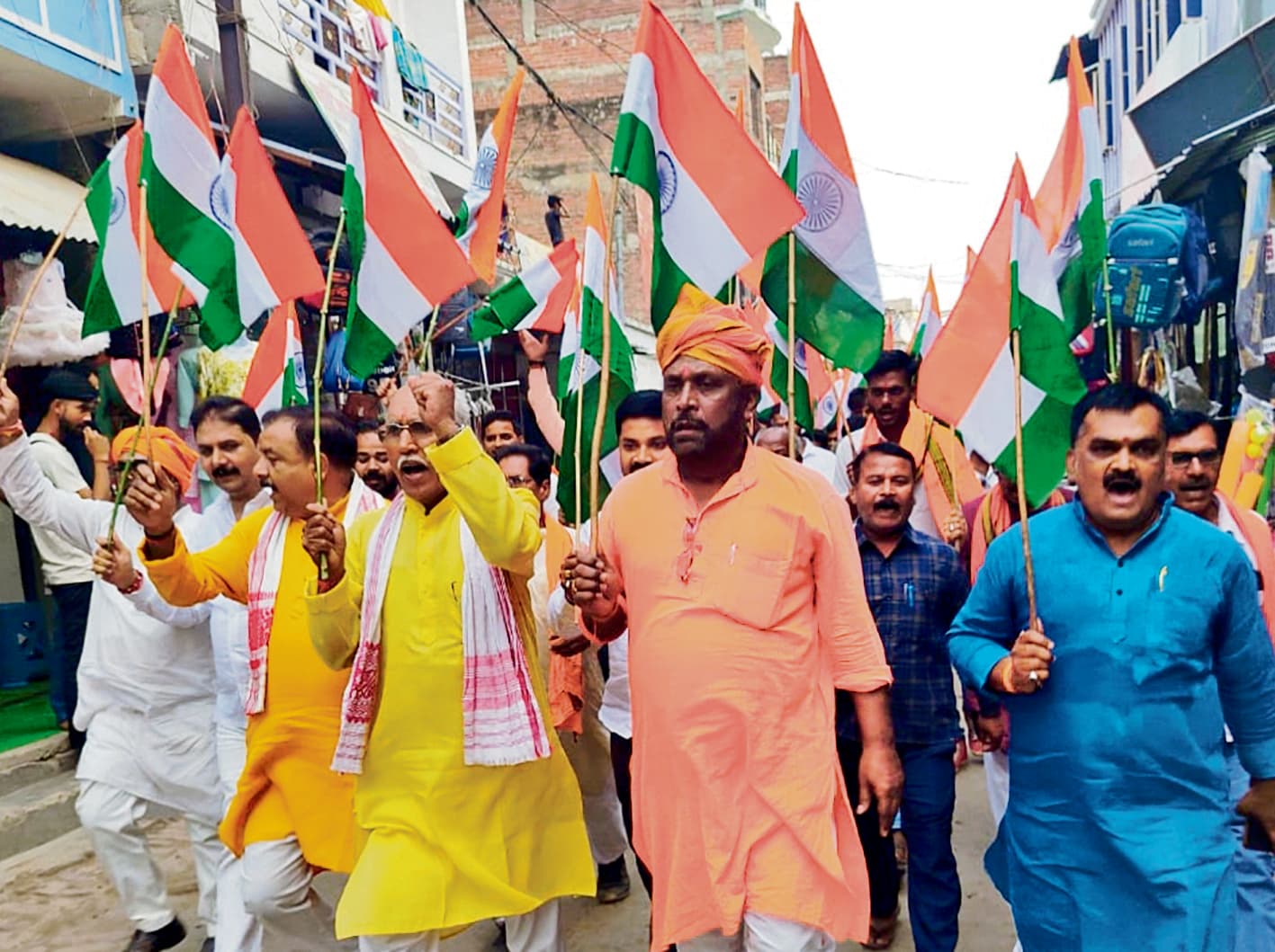 Siwan News : भव्य तिरंगा यात्रा में देशभक्ति का दिखा जज्बा, भारतीय सेना को किया नमन