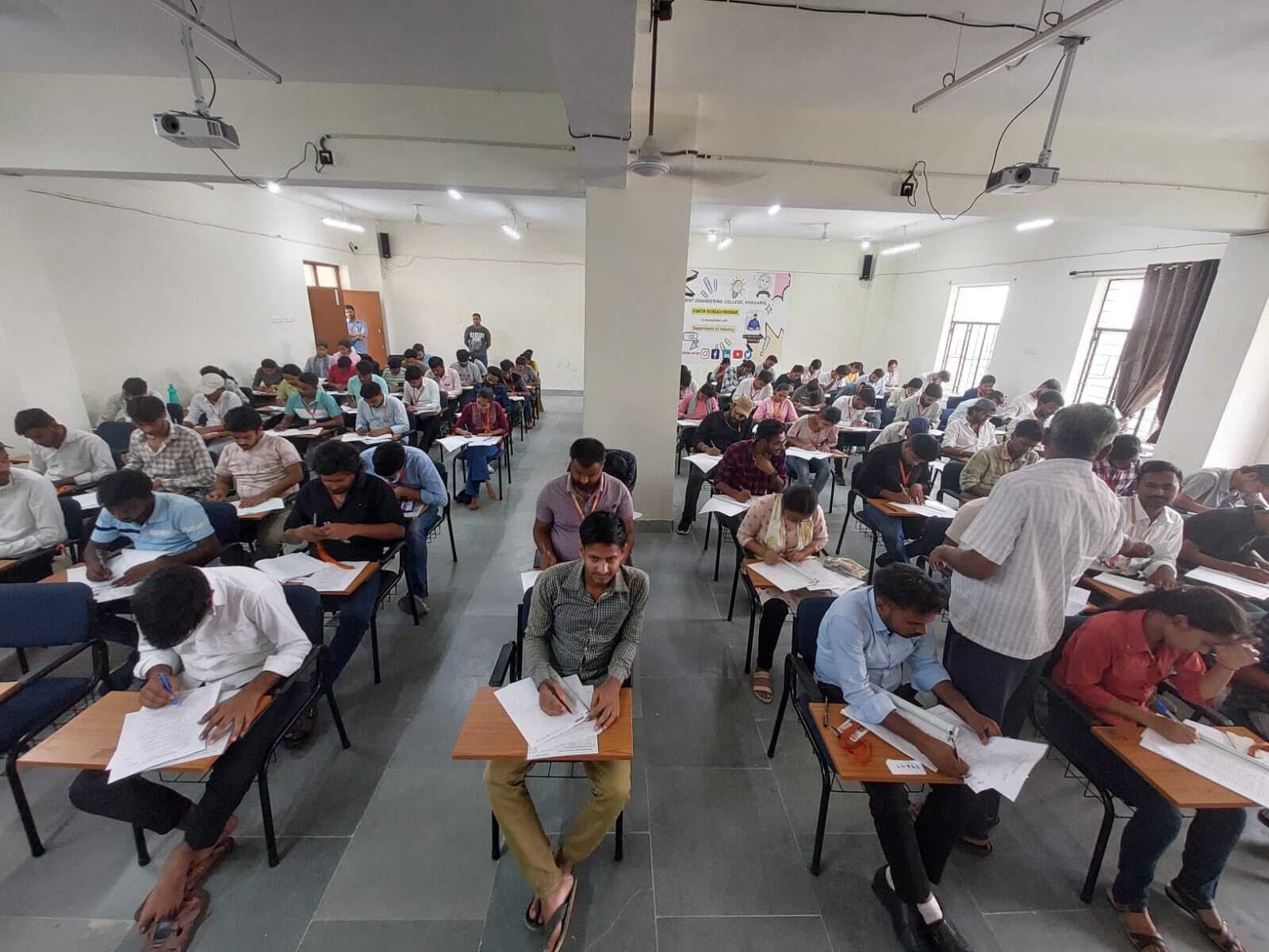 इंजीनियरिंग कॉलेज में बीटेक आठवें सेमेस्टर की परीक्षा शुरू