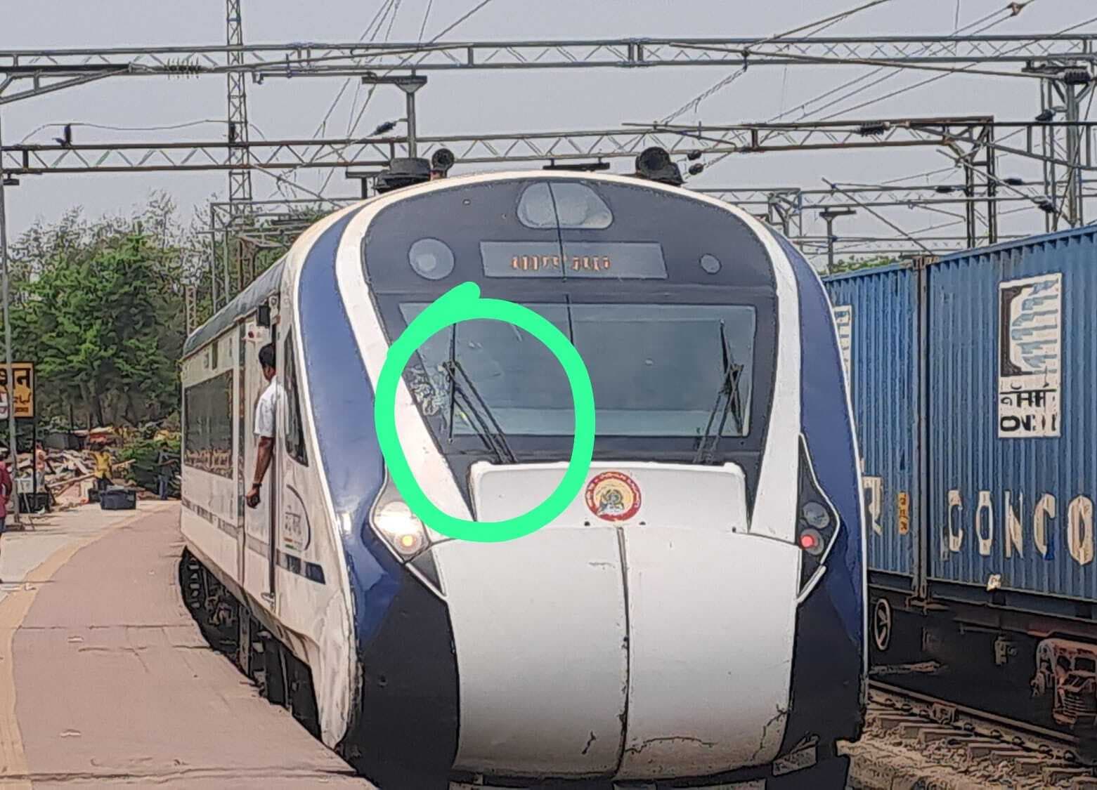 Gaya News : वंदे भारत पर पत्थरबाजी, इंजन और दो बोगियों के शीशे टूटे