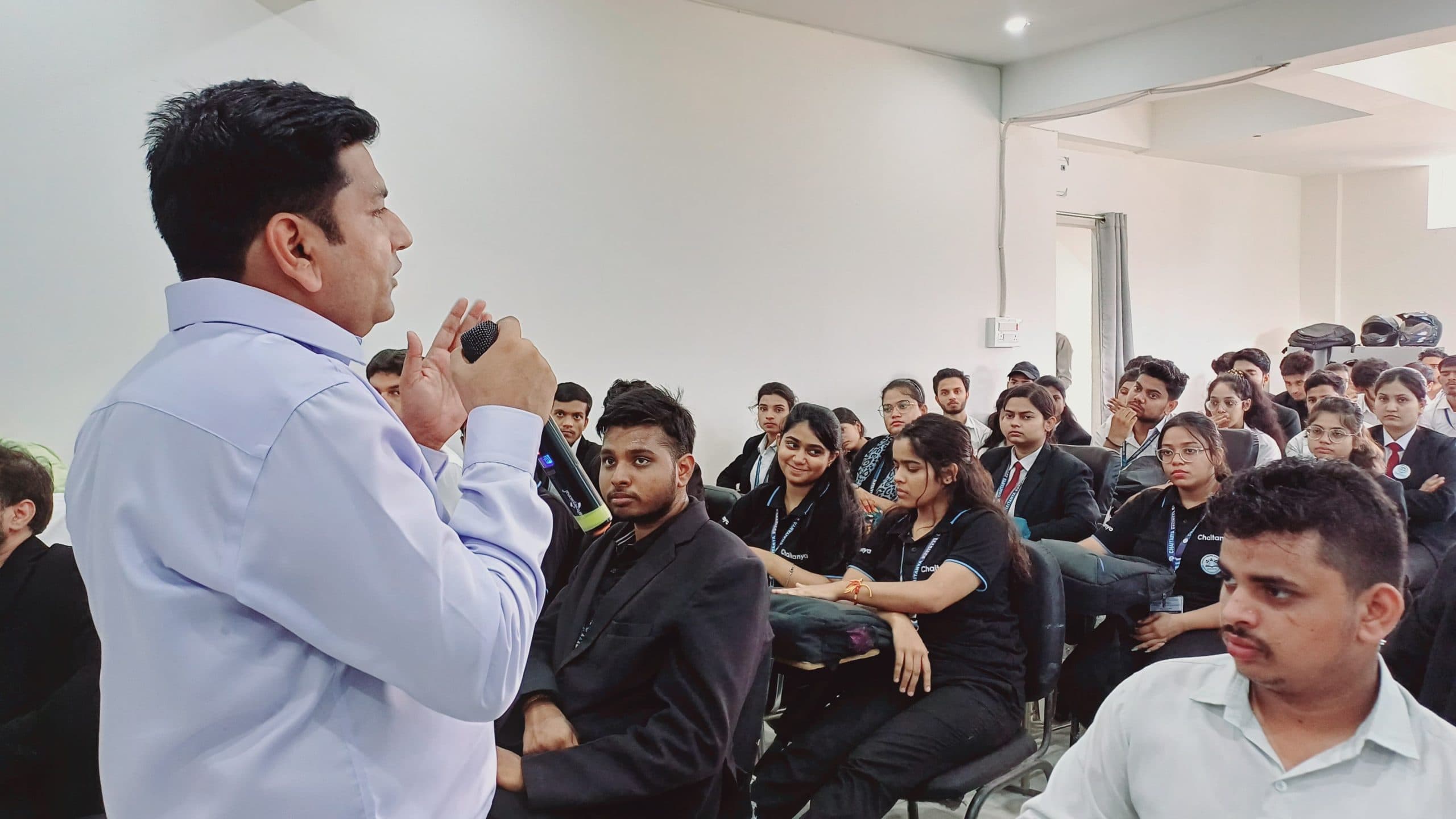 नौकरी तलाशने वाले नहीं, बल्कि सृजक बने छात्र