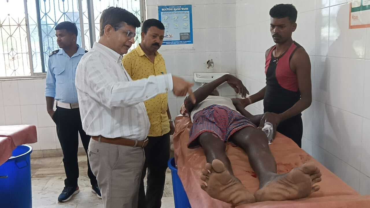 बाइक के धक्के से अधेड़ घायल, अस्पताल में भर्ती