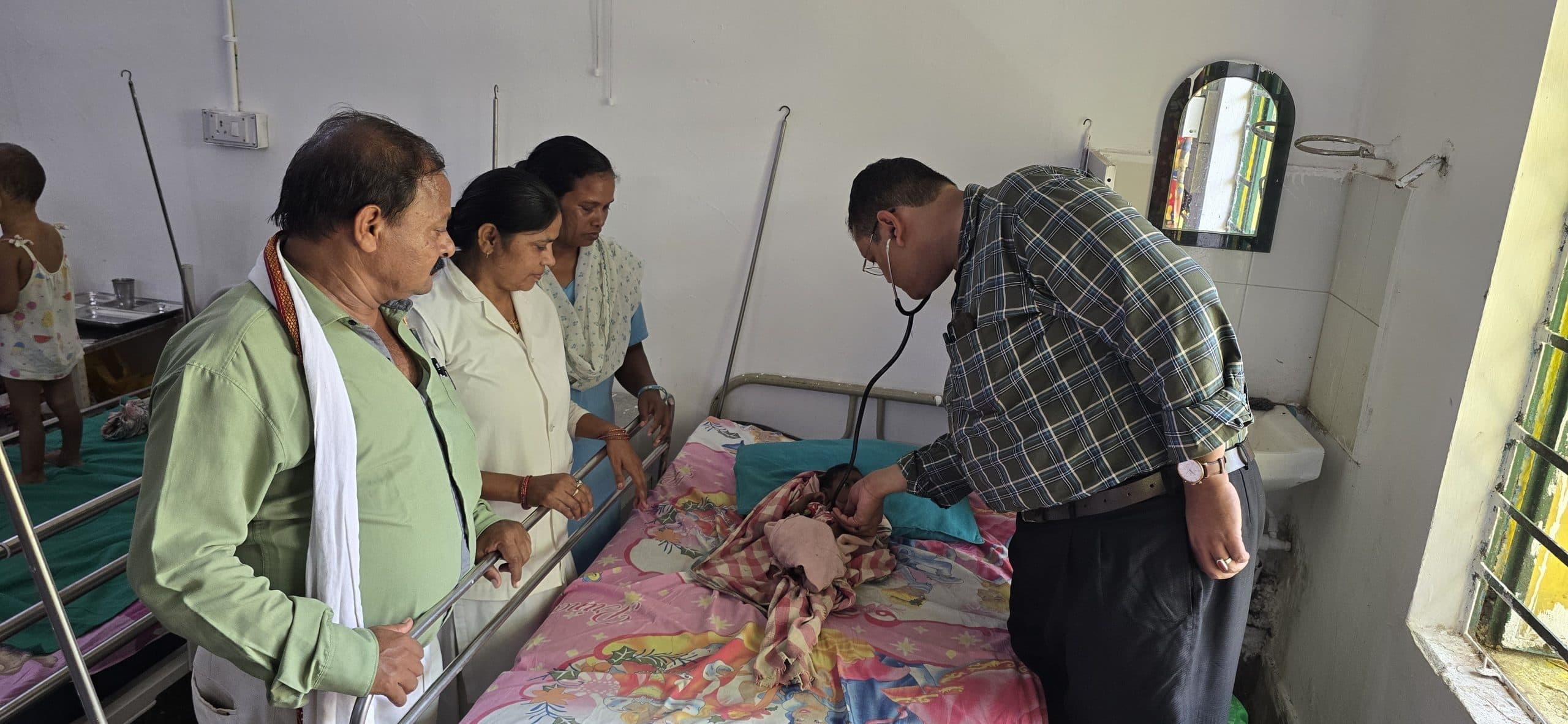 Chaibasa News : तीन माह की करिश्मा बिरहोर कुपोषण का शिकार, भर्ती कराया