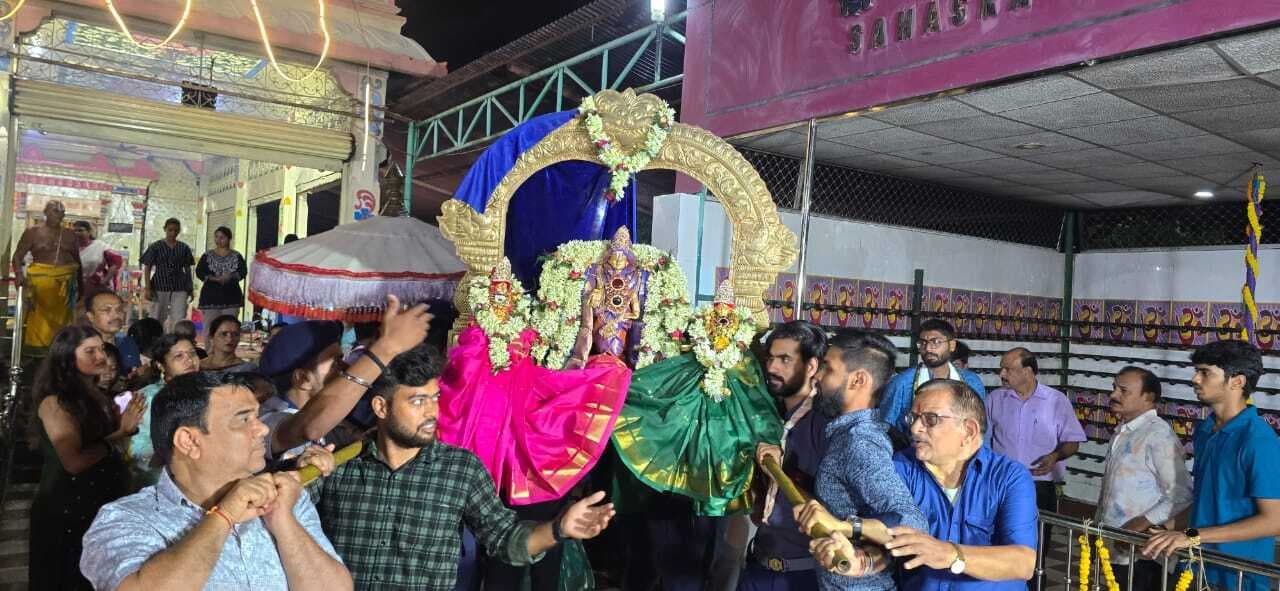 Chaibasa News : चौथे दिन मंदिर में 1001 दीये जलाये गये