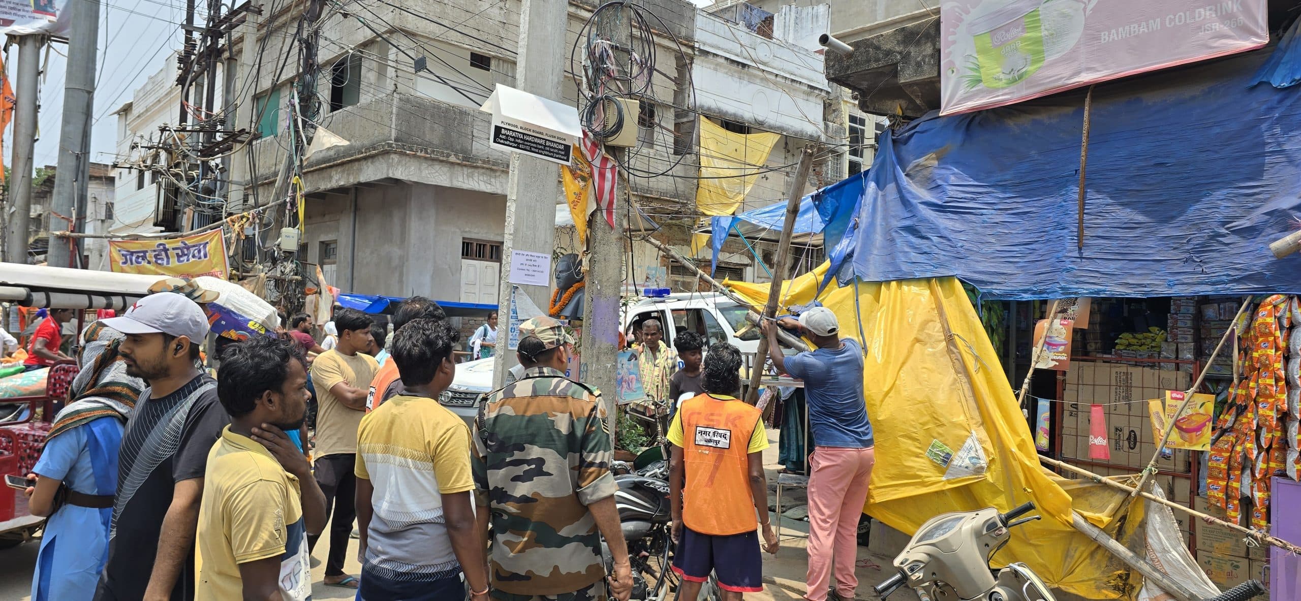 Chaibasa News : नगर परिषद ने दुकानदारों से 15 हजार रुपये जुर्माना वसूला