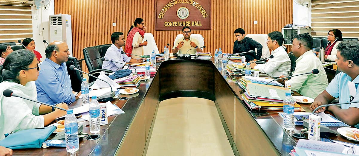 Chaibasa News : जिले के 18 बालिका विद्यालयों में 100% नामांकन लें : डीसी