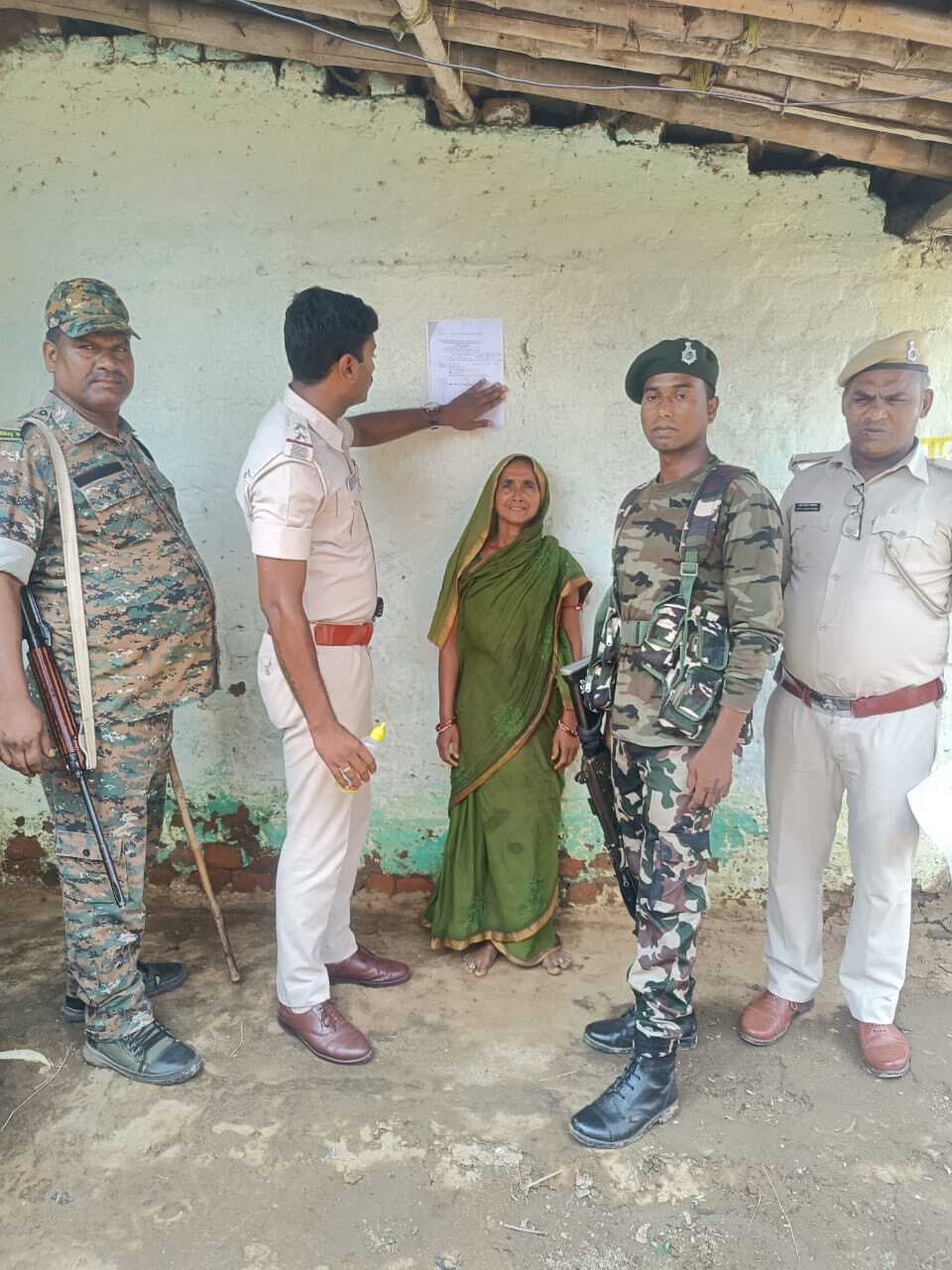 नगरडीह गांव में पुलिस ने अभियुक्तों के घर पर चिपकाया इश्तेहार